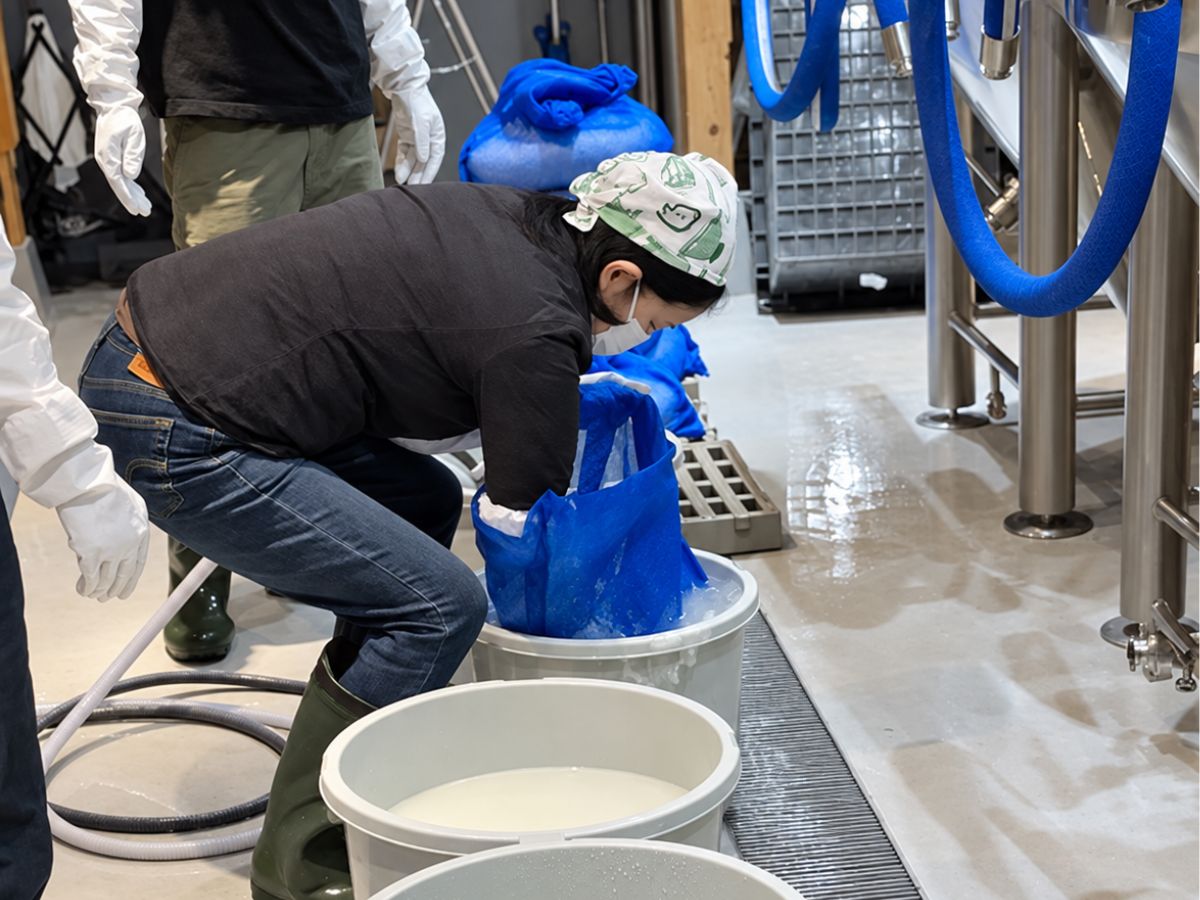 Washing rice during craft sake production